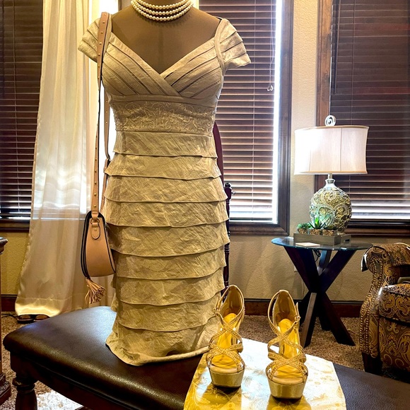 David’s Bridal, Size 4, shimmering beige - Picture 1 of 5